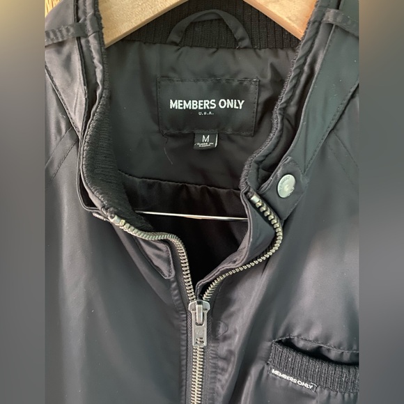 Members Only Bomber Jacket Full Zip Women’s Size Medium Black Classic Satin - Picture 4 of 6